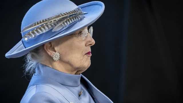Königin Margrethe mit Hut und im lila Kleid