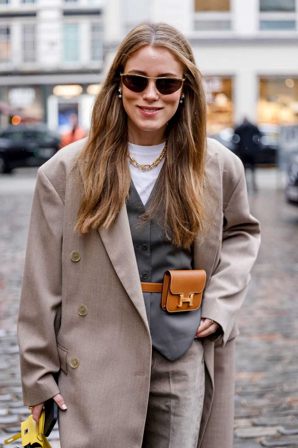 A t-shirt with a waistcoat and an oversized coat with a fanny pack – what sounds like a contradiction in terms becomes ultra-cool street style with Annabel Rosendahl. 