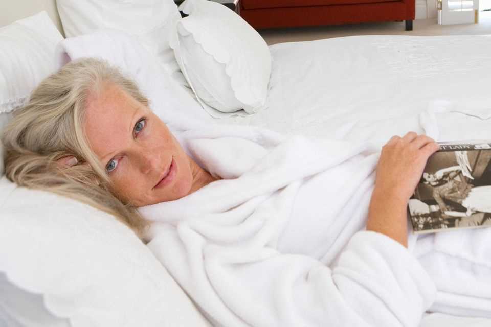 Easy: Woman in a bathrobe lies on the bed