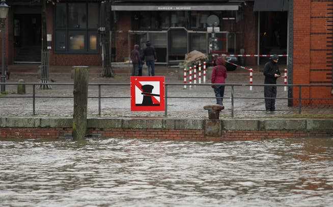 In Hamburg, the water level at the St. Pauli gauge on Saturday morning was 3.75 meters above the mean high water level.