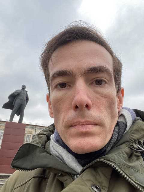 NZZ correspondent Markus Ackeret, on Wednesday morning in front of the city administration of Novoschakhtinsk, not far from Rostov.