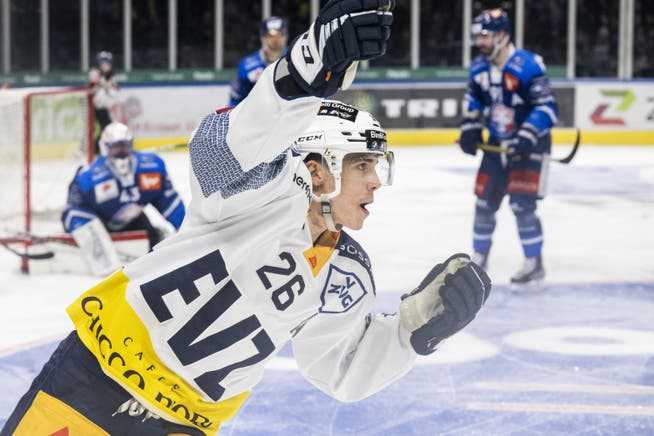 Reto Suri celebrates after his goal to make it 3-1 for Zug against the ZSC Lions.