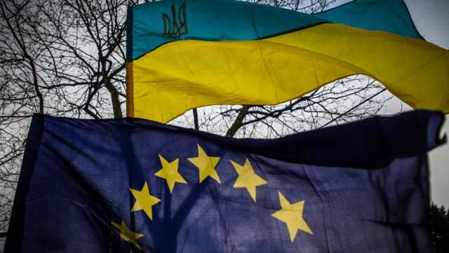 Zu sehen die ukrainische und die EU-Flagge