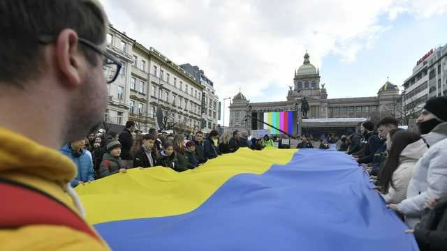 Protestierende mit einer riesigen Ukraine-Flagge in Prag. 