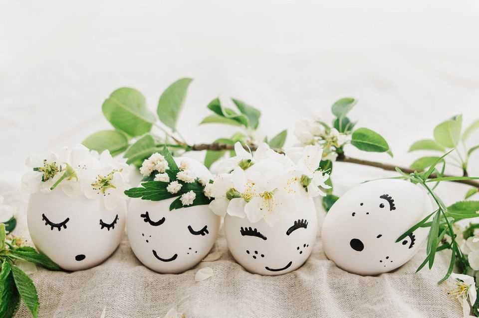 Making spring decorations: eggs with faces