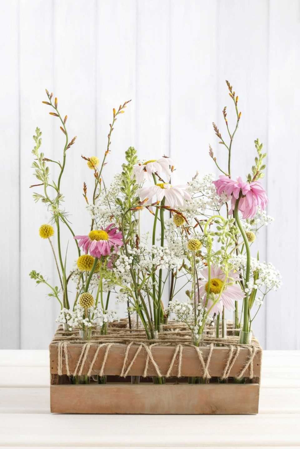 Make spring decorations: spring flowers