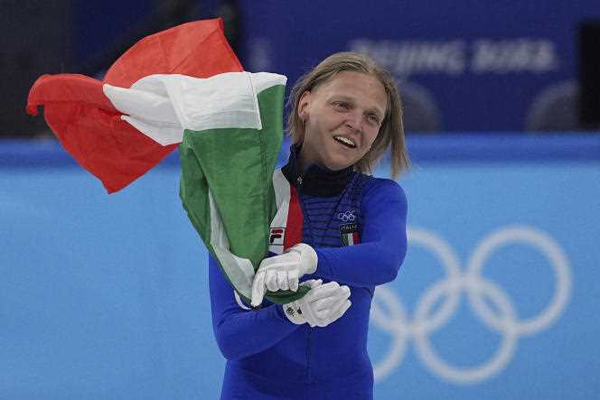 Speed ​​skater Arianna Fontana celebrates her Olympic title in the 500m short-track event in Beijing, Monday, February 7, 2022.