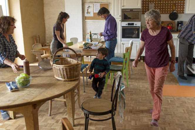 Within the Le Pré Commun residents' cooperative, where seventeen adults and ten children live in a participatory habitat, in La Montagne (Loire-Atlantique), on October 20, 2021. Here, the residents are in the common kitchen.