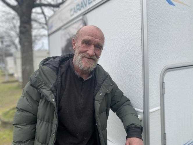 Darren “Daz” Hyes, in front of the caravan he has occupied for three months, in Tours, on February 18, 2022.