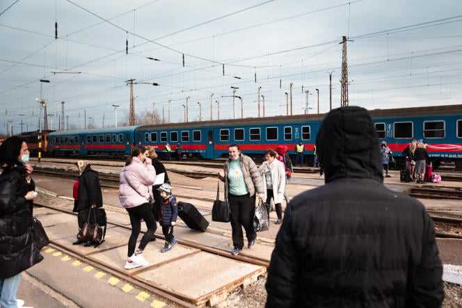 Ukrainians arrive in Zahony, Hungary, February 25, 2022.