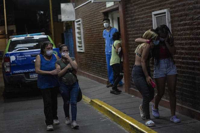Relatives and friends of people intoxicated by adulterated cocaine, leaving the emergency room of a hospital in Buenos Aires, February 2, 2022.