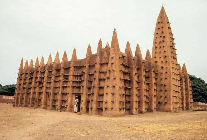 The Missiriba, the great mosque of the city of Kong, in the so-called “Sudanese” architectural style.