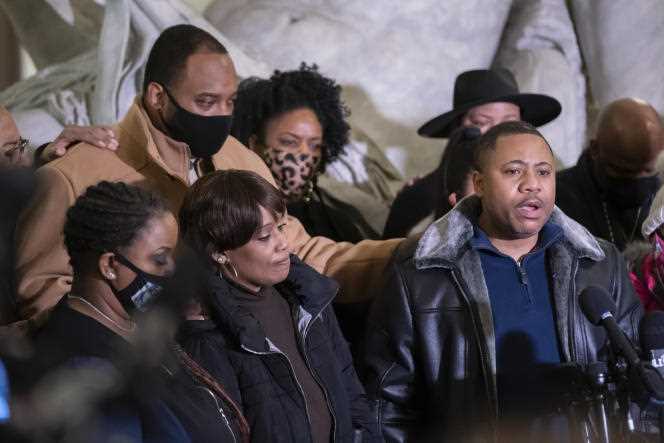 Karen Wells and Andre Locke, the parents of Amir Locke, the young man killed by police on February 2, demand justice, during a conference at Minneapolis City Hall on February 4, 2022.