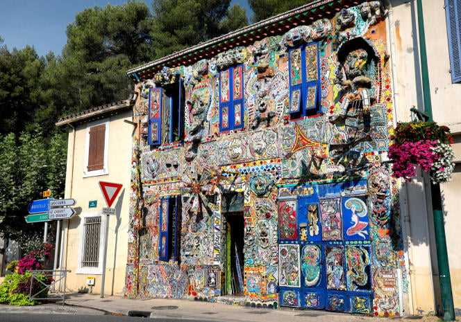 The facade of Danielle Jacqui's house decorated with ceramics, in Roquevaire (Bouches-du-Rhône), in August 2018.