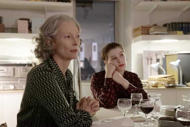 Julie (Honor Swinton Byrne, left) and her mother (Tilda Swinton) in “The Souvenir.  Part I & Part II”, by Joanna Hogg.