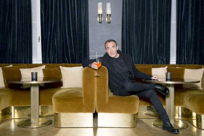 Nikos Aliagas at the bar of the Les Jardins du Faubourg hotel in Paris on January 27, 2022.
