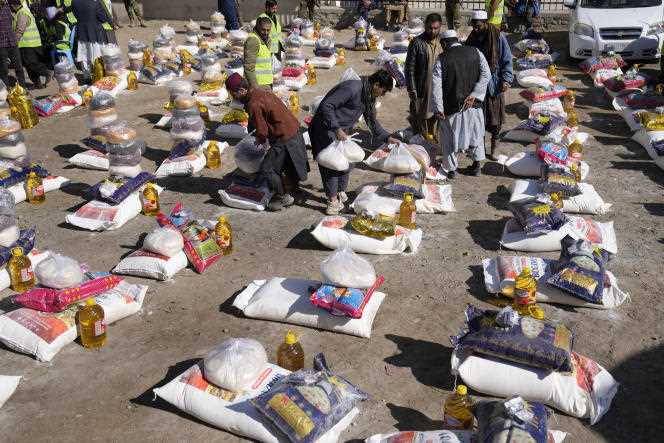 Preparations before the distribution of humanitarian aid in Kabul, February 16, 2022.