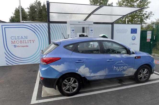 A hydrogen-powered taxi refuels in Loges-en-Josas (Yvelines), September 12, 2019.