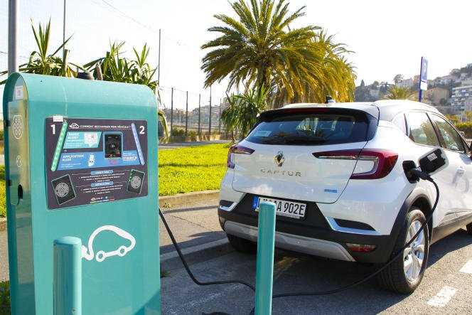 A Renault electric car recharges its battery, in Menton (Alpes-Maritimes), on May 3, 2021.