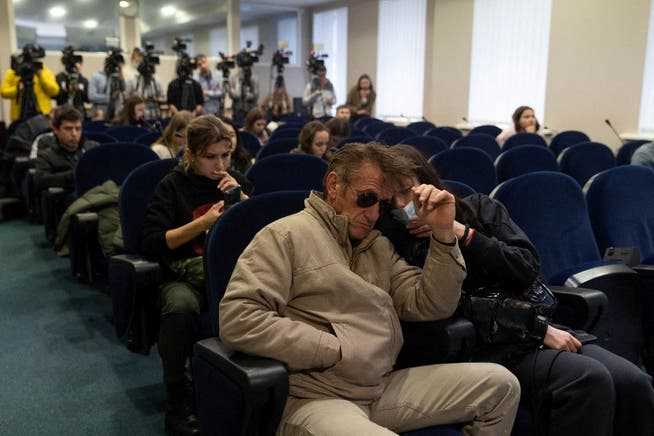 Sean Penn wohnte für seinen Film einer Pressekonferenz in Kiew bei.