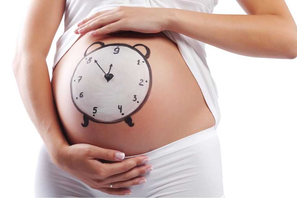 Paint baby bump: Painted clock on baby bump