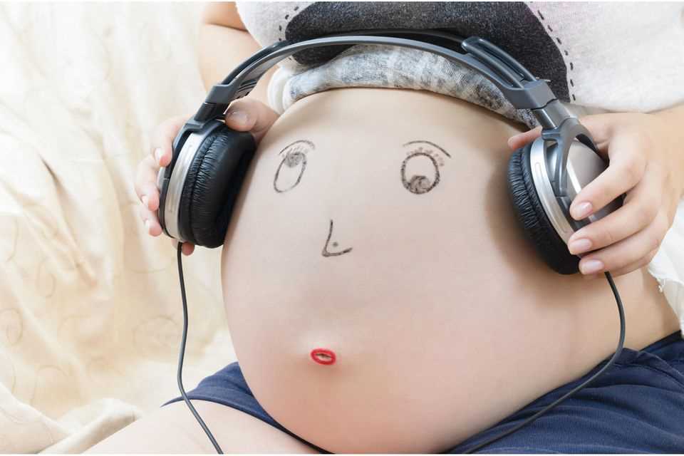 Paint baby bump: Painted face with headphones
