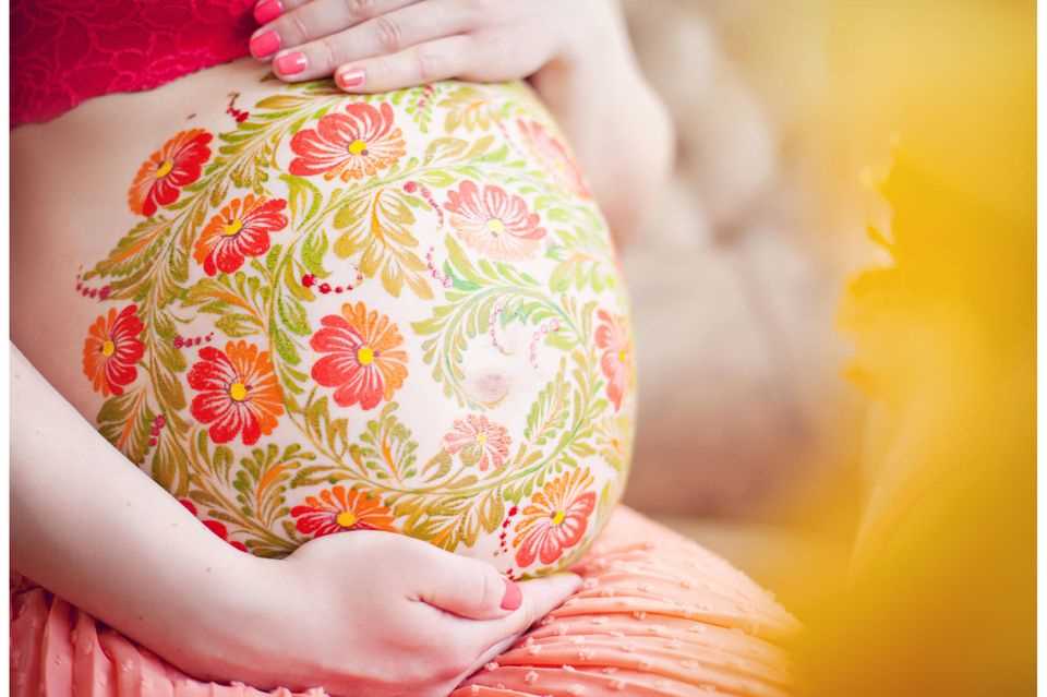 Paint baby bump: Flowers painted on baby bump