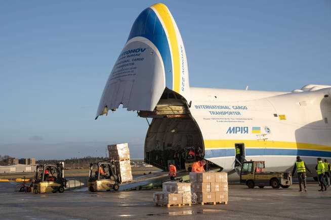 The front of the Antonow An-225 is folded up for loading.