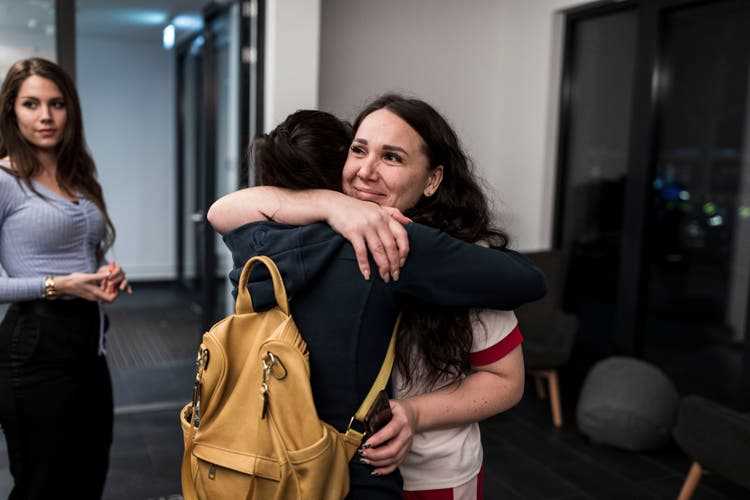 Marina thanks the Ukrainian interpreter Julia;  on the left in the picture an employee of the apartment building in which Marina has stayed with her two daughters. 