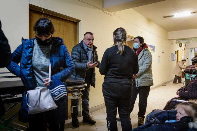 The director of the children's hospital in Lviv, Andriy Synyuta, talks to relatives.