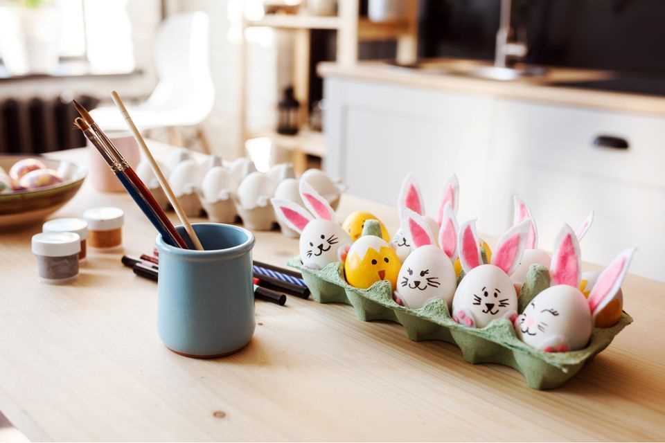 Make Easter bunnies: Easter bunny out of Easter eggs