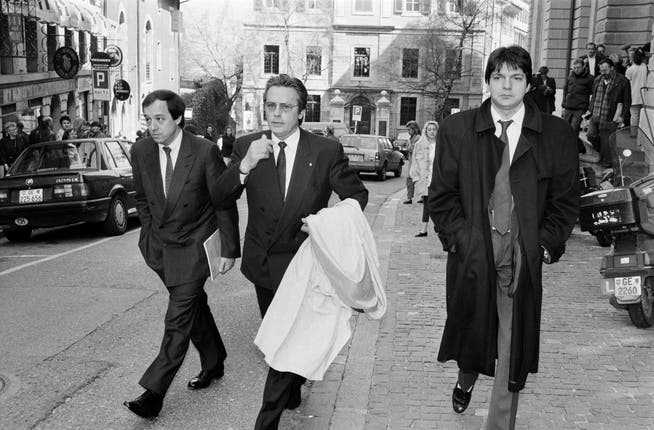 Client and friend: Alain Delon (centre) and Dominique Warluzel (right) before a trial in Geneva in 1991. The renowned lawyer Charles Poncet (left) was Warluzel's mentor.