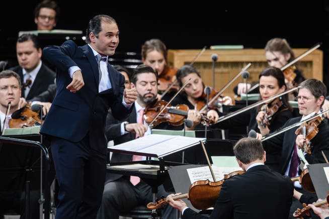 Tugan Sochiew dirigiert 2009 die Berliner Philharmoniker bei einer Aufführung in Berlin. 