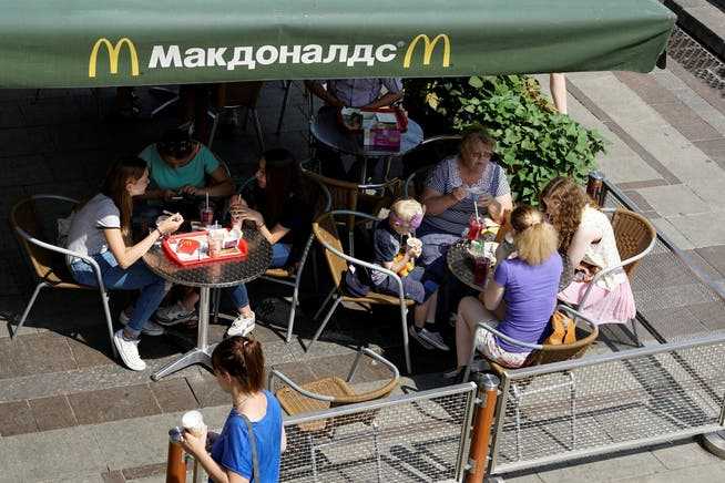Blick auf ein McDonald's Restaurant in Moskau. Das Unternehmen will bis auf weiteres alle Restaurants in Russland schliessen.