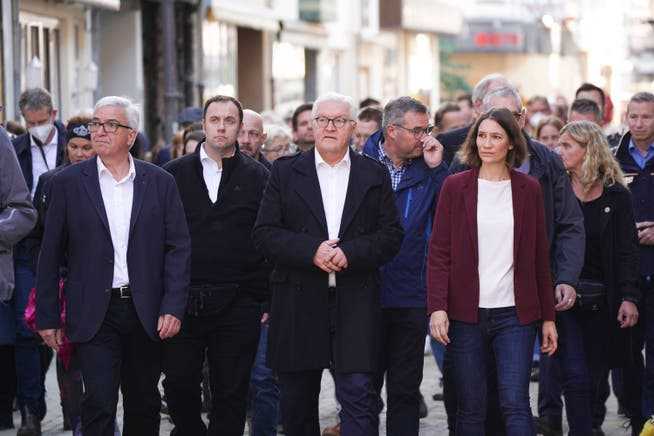 In addition to the Rhineland-Palatinate Minister of the Interior, Roger Lewentz (left), and the state's Environment Minister at the time, Anne Spiegel (right), Federal President Frank-Walter Steinmeier also visited the city of Ahrweiler in October 2021.