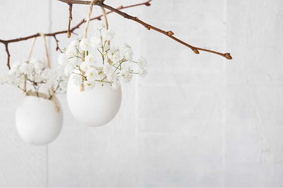 Easter decorations made from natural materials: hanging eggs with flowers