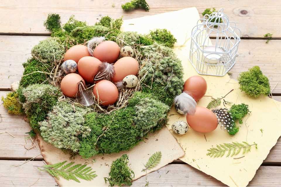 Easter decorations made from natural materials: Easter wreath with moss