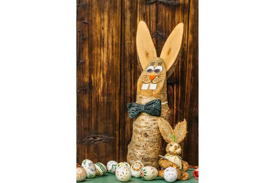 Easter decorations made from natural materials: Easter bunny made from a tree stump