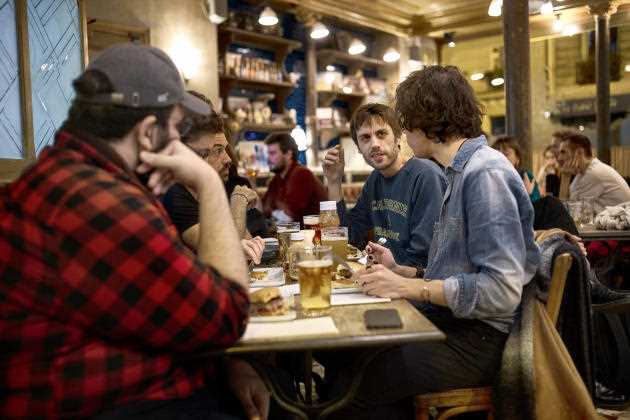 Vegetarian burger, beers but also relationship to consent and distribution of household chores are on the menu of this men's support group.  They meet once a month at the Pur Café, in the 11th arrondissement of Paris.