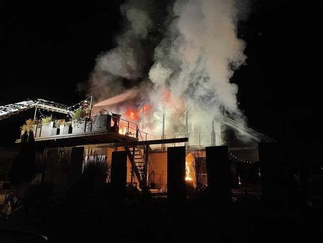 Das in Flammen stehende Einfamilienhaus in Marthalen.