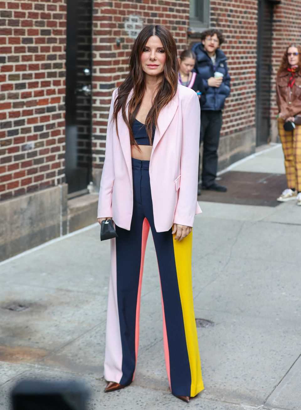 Sandra Bullock inspires in New York with the trendy trend combination.