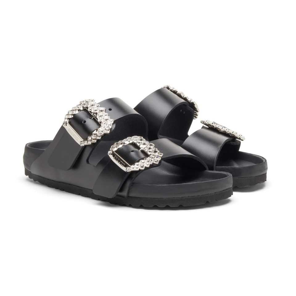 The classic sandals from Birkenstock are also available in black leather – including a decorative buckle.