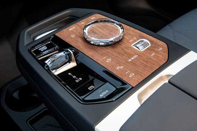 The control panels in the center console are integrated into the touch-sensitive wooden surface.  Crystal glass dominates.