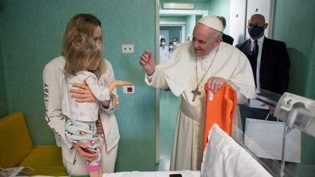 Papst und Kind in Spital.