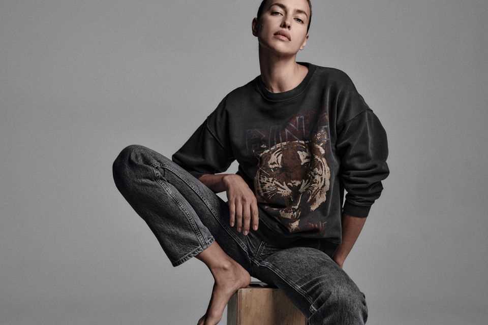 Top model Irina Shayk im "tiger"-Sweater by Anine Bing.