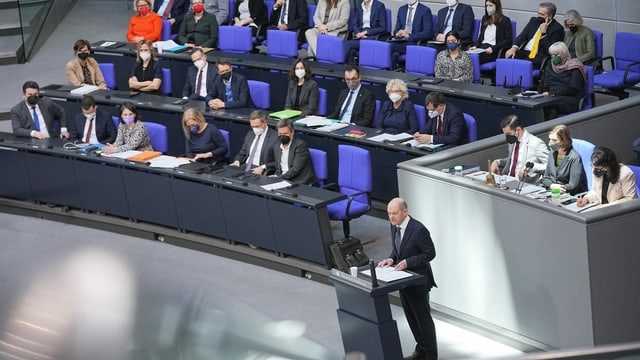 Scholz am Rednerpult im Bundestag