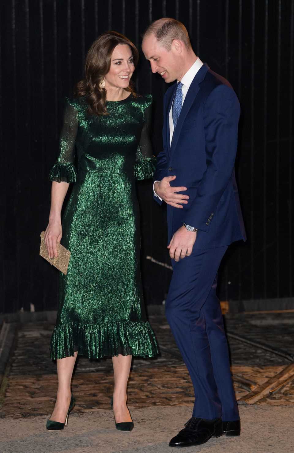 During her trip to Ireland, Duchess Catherine wears a lot of green - after all, it is the national color of the neighboring country.  On the first evening she inspires in a shiny dress with flounces on the skirt hem and sleeves.  She also wears black pumps, that "Falconetti"-Dress comes from the British label "The Vampire's Wife" and costs around 1,600 euros. 