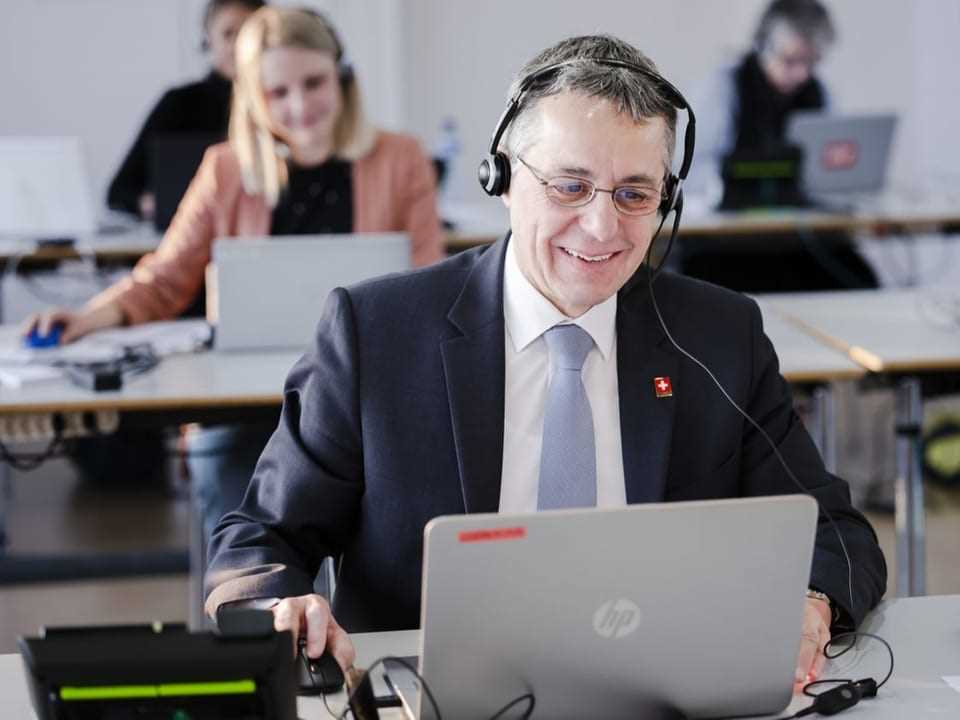 Federal President Ignazio Cassis on the donation phone.