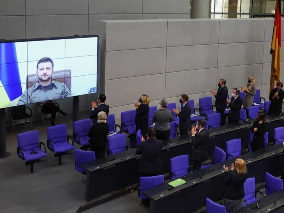 Ukrainian President Volodymyr Zelensky speaks in a video message in front of the German Bundestag.