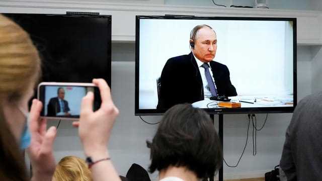 Journalisten hören Putin im Kreml zu. Archivbild.
